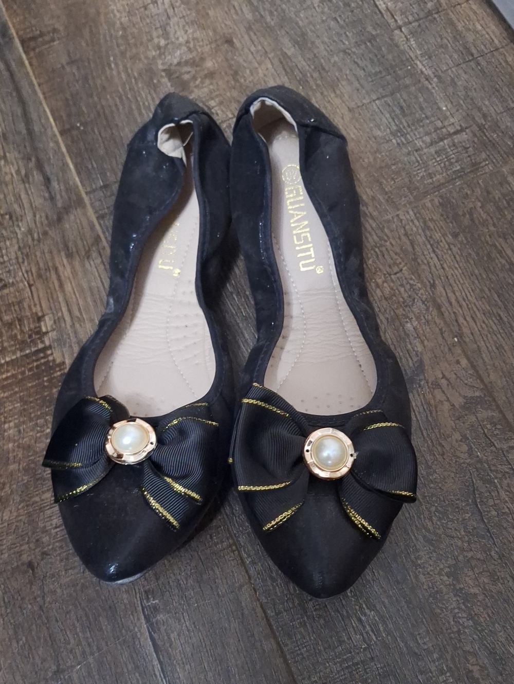 Women's Black Pointed-Toe Flats with Bow & Pearl Accent
